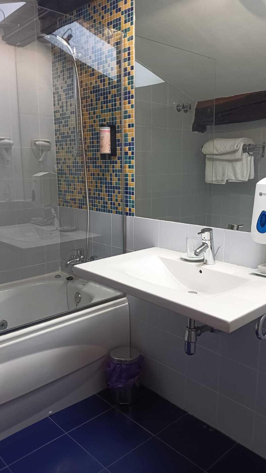 Gastro Hotel La Giraldilla Lierganes Ruang foto